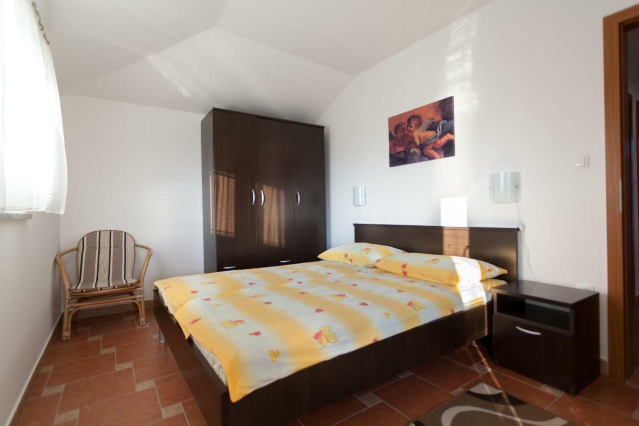 Apartments Jadranka Малинска Экстерьер фото